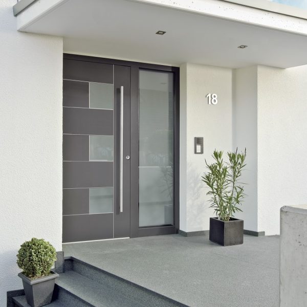 Kneer Haustür schiefergrau Glas Satinato weiß Ambiente