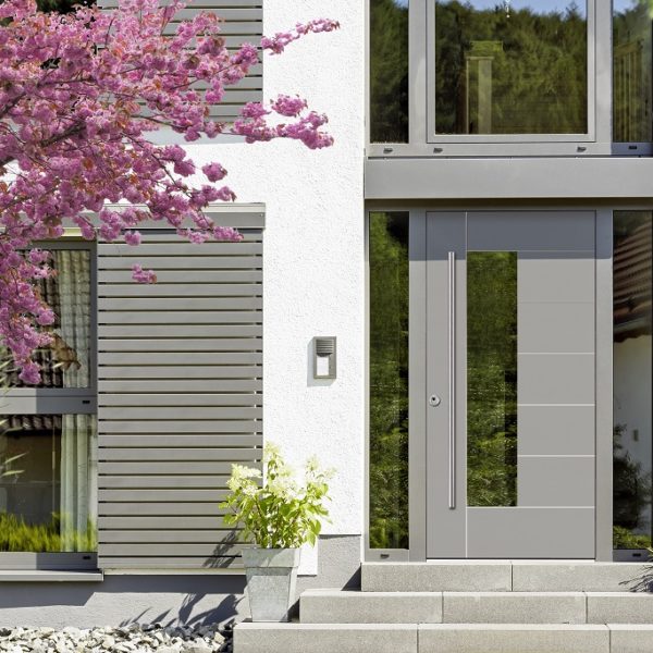 Kneer Haustür signalgrau Glas Iso hell Ambiente